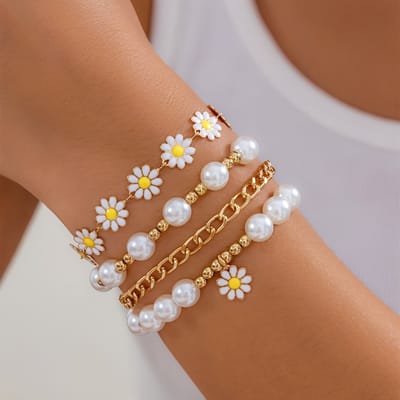 Sjika - Gouden Armbandenset Dames – 4 Delige Armbanden met Madeliefjes & Parels – Trendy Layered Sieraden – Verstelbaar - Cadeau voor haar