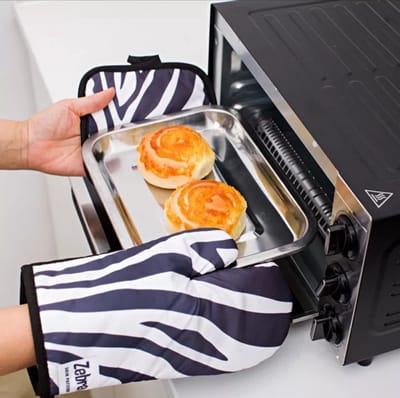 Ovenwanten Zebra Print - Dierenprint Ovenwanten Set -Pannenlap - Zebraprint - Oven - Warmtebestendig - Keuken - Koken - Hittebestendig - Pannenlappen en Ovenwanten - Pannenlappen Set - 2 Stuks - Ovenhandschoenen - Pot Pad - Oven Glove