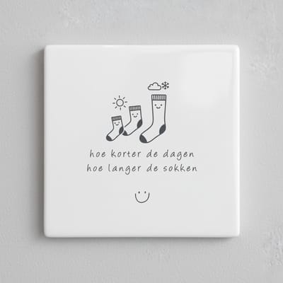 Grappige Seizoensquote Decoratieve Keramische Tegel 15x15 cm – “Hoe Korter de Dagen, Hoe Langer de Sokken” Gezellige Winter Wanddecoratie
