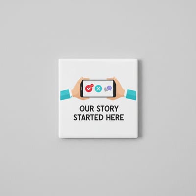Romantische Keramische Tegel 15x15 cm – “Our Story Started Here” | Schattig Dating-App Design Koppel Cadeau & Woondecoratie