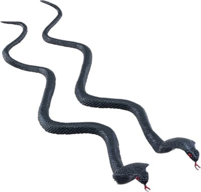 Chaks nep cobra slangen 35 cm - zwart - 2x stuks - griezel/horror thema decoratie dieren