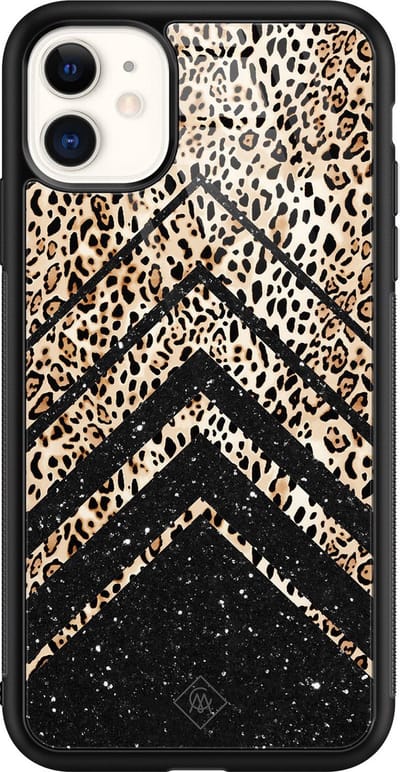 Casimoda® hoesje - Geschikt voor iPhone 11 - Chevron Luipaard - Luxe Hard Case Zwart - Backcover telefoonhoesje - Zwart