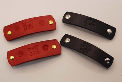 Leren kinder haarclip 2x rood met vlinder met bloemen, 2x donker blauw met sierlijke ster - set van 4 kleine haarclips van leer voor kinderen of volwassen die een klein haarclip willen - prachtige bloemen, vlinder kinder haarclips