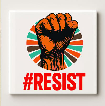 #Resist Tegel 15x15cm – Krachtige Vuist Ontwerp – Motiverende Keramische Wanddecoratie – Stoere Politieke & Activistische Huisdecoratie