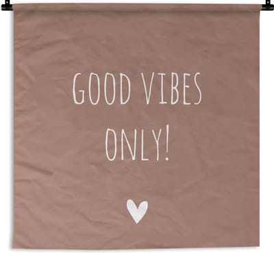 Wandkleed - Wanddoek - Engelse quote "Good vibes only!" met een hartje tegen een bruine achtergrond - 60x60 cm - Wandtapijt