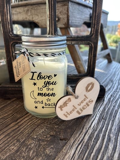 Creaties van Hier - Black & White scented candles To the Moon and Back met houten hartje – 13,5 cm – vanille