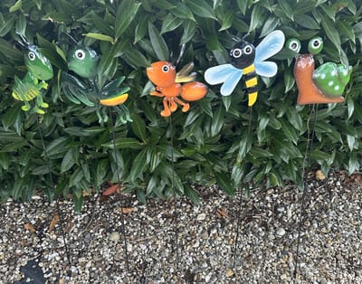 Metalen deco tuinstekers " Insecten en Slak "- Set van 5 stuks - diverse kleuren - hoogte 60 x 15 x 1 cm - Tuinaccessoires - Tuindecoratie - Tuinstekers