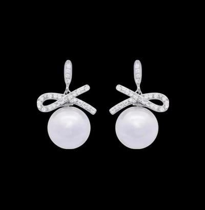 Victoria Valenza Zilverkleurige Ribbon Clip Oorbellen met Parels en Zirkonia Stenen - Clip oorbellen - Zilverkleurig - Zirkonia - Parel