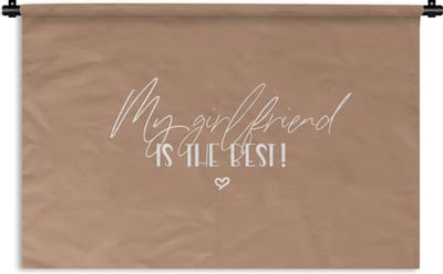 Wandkleed - Wanddoek - Vriendin - Quotes - Relatie - Spreuken - My girlfriend is the best! - 180x120 cm - Wandtapijt