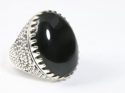 Zware bewerkte zilveren ring met onyx - maat 19.5