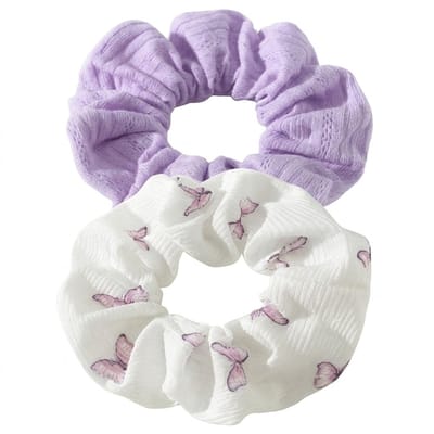 Set scrunchies lila en wit – 2 stuks elastische haar accessoires van textiel – witte scrunchie met paarse vlinderprint en lila gebreide scrunchie voor dames