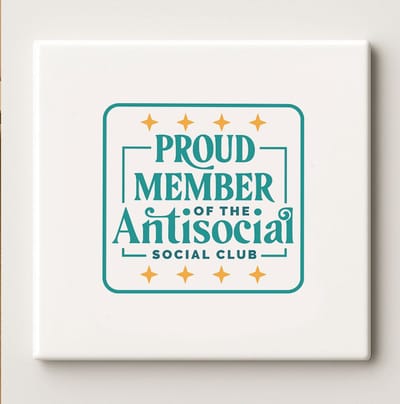 Grappige Tegel “Proud Member of the Antisocial Social Club” – 15x15cm Keramische Wanddecoratie – Humoristisch Cadeau voor Introverten & Kantoor Decoratie