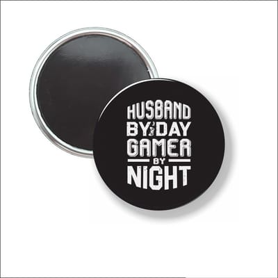 Button Met Magneet 58 MM - Husband By Day Gamer By Night - NIET VOOR KLEDING