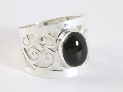 Brede opengewerkte zilveren ring met onyx - maat 17