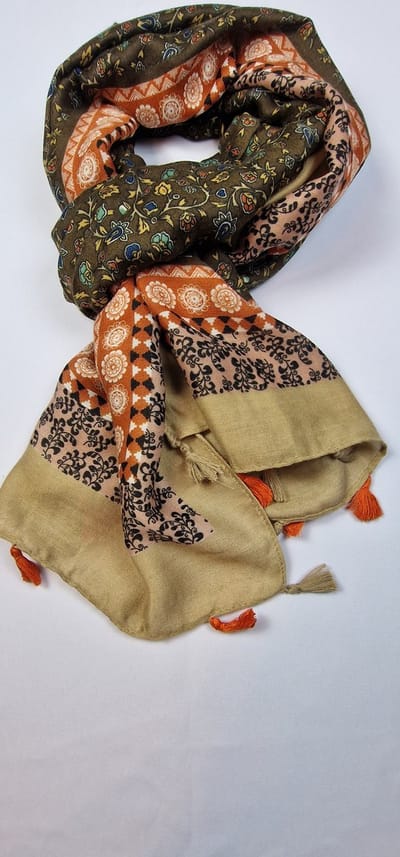 Sjaal met bloemetjes en franje 50% katoen met 50% viscose