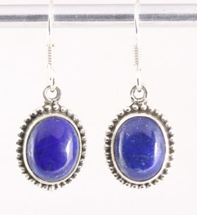Bewerkte ovale zilveren oorbellen met lapis lazuli