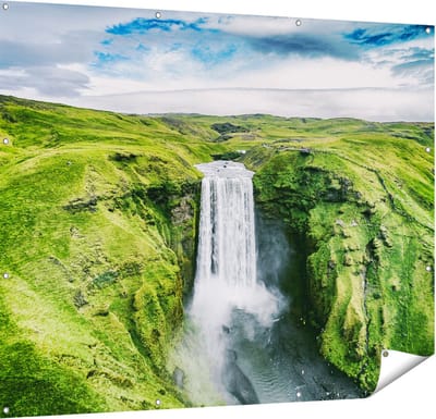 Gards Tuinposter Waterval in het Groene Landschap - 150x120 cm - Tuindoek - Tuindecoratie - Wanddecoratie buiten - Tuinschilderij