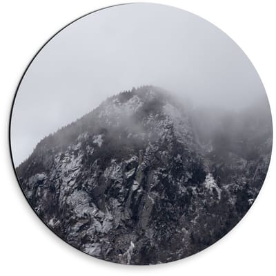 Dibond Wandcirkel - Berg met Mist (zwart/wit) - 30x30cm Foto op Aluminium Wandcirkel (met ophangsysteem)