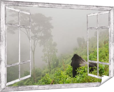 Gards Tuinposter Doorkijk Gorilla in het Woud tijdens de Mist - 180x120 cm - Tuindoek - Tuindecoratie - Wanddecoratie buiten - Tuinschilderij