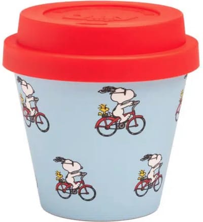 Quy Cup - 90ml Ecologische Reis Beker - Espressobeker "Peanuts Snoopy 15 BICI (Fietsen)” met Rode Siliconen deksel 7x7x7cm