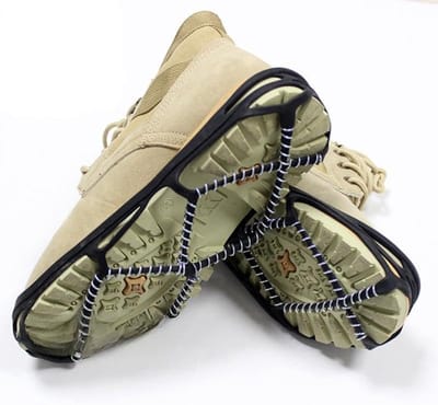 Ynkkvre - Sneeuw spikes - Crampons - Stijgijzers - Antislip IJskrampomen met 360° Stalen Veren - Lichtgewicht 145g - Universeel EU 36-48 - CE-gecertificeerd voor Winterwandelen - Zwart