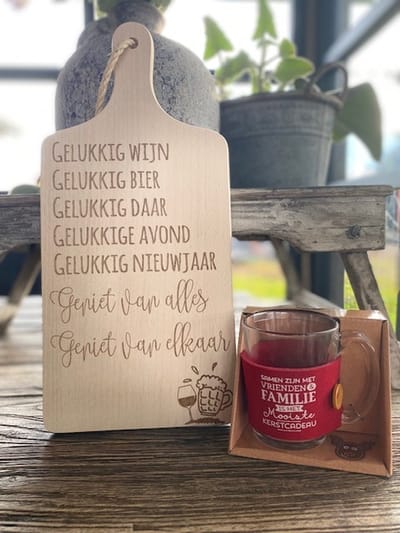Creaties van hier - kerstpakket - serveerplank gelukkig - theeglas familie - 35 cm - hout - glas