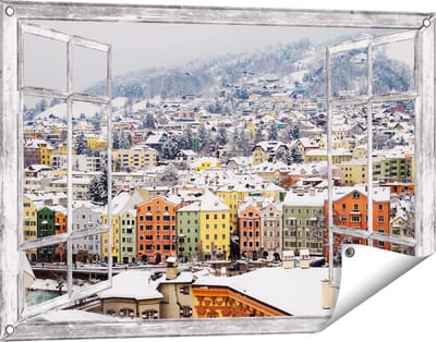 Gards Tuinposter Doorkijk Gekleurde Huisjes met Sneeuw in Oostenrijk - 90x60 cm - Tuindoek - Tuindecoratie - Wanddecoratie buiten - Tuinschilderij