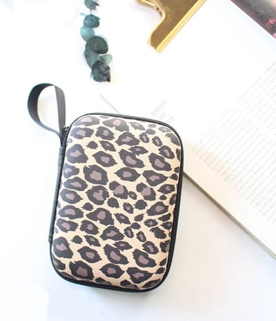 Oortjes Zipper Case – Leopard Bruin – Opbergtas met Rits – 13.5*9.5 cm – Oortjes zipper case – Leopard bruin design – Opbergtas met rits – 13.5*9.5 cm – Beschermt en organiseert je oortjes – Compact en handig – reizen en dagelijks gebruik