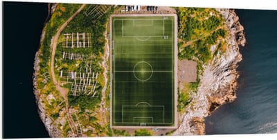 Dibond - Bovenaanzicht van het Henningsvaer Voetbal Stadion in Noorwegen - 200x100 cm Foto op Aluminium (Met Ophangsysteem)