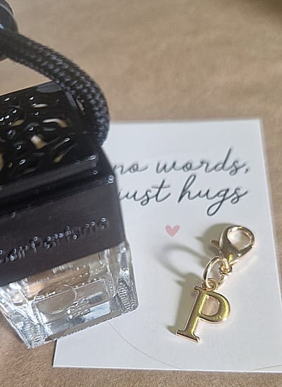 Autoparfum LUXOR by LETTER - P - Pockethug - 8 ml - Auto parfum | Car perfume | Autogeur | Autogeurtje | Parfum auto | Auto luchtje | Autoparfum houder | Autogeurtje | Autogeur | Car Perfume | Luchtverfrisser | Moederdag | Vaderdag | Vaderdag cadeau