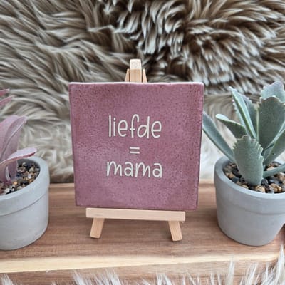 Robuust Wenstegeltje Liefde = mama – Hip trendy tegeltje – Uniek Cadeau voor moederdag, verjaardag of zomaar – Stijlvolle Woondecoratie met Boodschap – Trendy nu – Decoratief Tegeltje met Standaard – Cadeau Idee