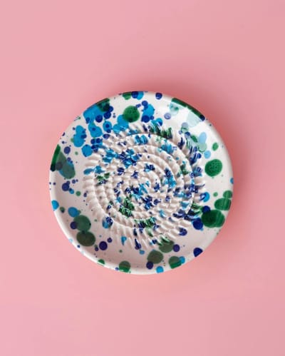 Rasp Bordje Groen Blauw Gestipt - Rasp Schaaltje - Knoflook Rasp - Gember Rasp -Chocolade - Kookliefhebber - Amber Blokjes - Fairtrade - Handmade - Keramisch - Raspen - Schaven - Vegan - Vintage