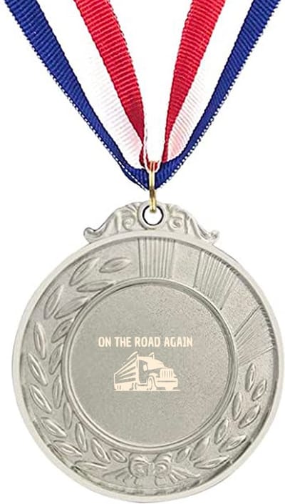 Akyol - on the road again medaille zilverkleuring - Vrachtwagen chauffeur - cadeau vrachtwagenchauffeur - leuk cadeau voor de beste cadeau vrachtwagenchauffeur om te geven - verjaardag cadeau vrachtwagenchauffeur