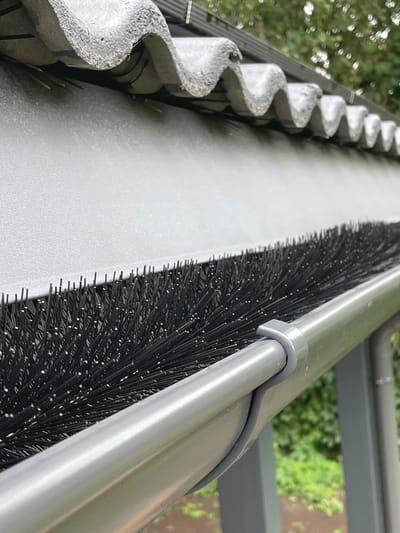 Dakgootborstel voor Effektieve Ruimtebescherming - 24 m, Ø15 cm - 20 Stuks met Haak