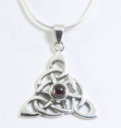 Zilveren triquetra hanger met granaat aan ketting