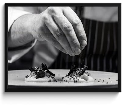Poster in lijst - Fotolijst 80x60 cm - Posters - Chef - Garnering - Gerecht - Posterlijst zwart - Decoratie - Wanddecoratie woonkamer - Muurdecoratie slaapkamer