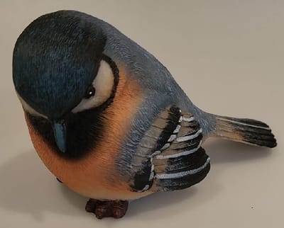 Een leuke vogel 11 x 8cm als decoratie in je huis, serre of tuinkamer. Een mooie koolmees in de kleuren blauw en oranje. Erg leuk om te kopen voor jezelf of te geven als cadeau.