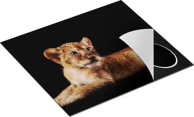 Chefcare Inductie Beschermer Leeuwen Welp op het Zwart - Baby Leeuw - 60x50 cm - Afdekplaat Inductie - Kookplaat Beschermer - Inductie Mat