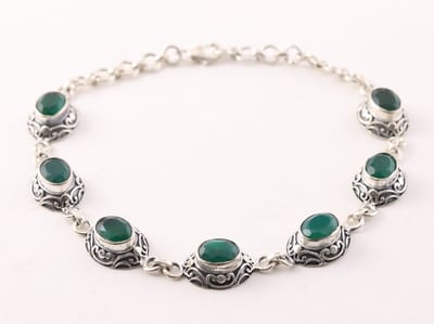 Bewerkte zilveren armband met smaragd