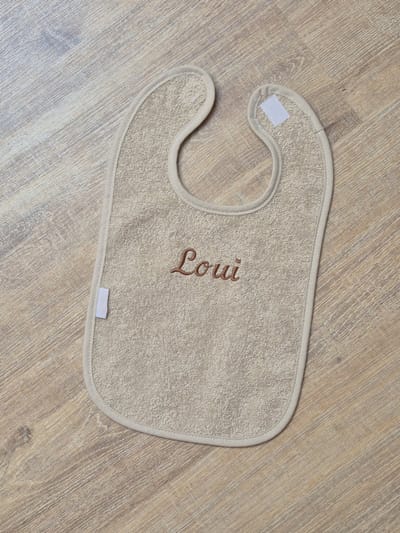 Gepersonaliseerd slabbetje cream met naam geborduurd