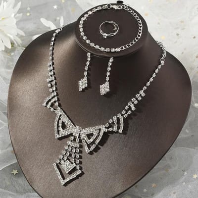 Bruiloftssieraden voor vrouwen Vol strass hanger ketting en oorbellen armband ring vierdelige bruidssieraden groothandel