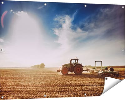 Gards Tuinposter Tractor op het Veld - Trekker - 120x80 cm - Tuindoek - Tuindecoratie - Wanddecoratie buiten - Tuinschilderij