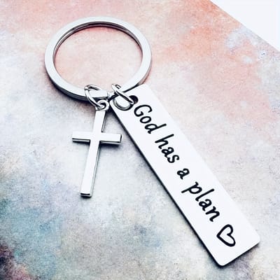 VANDAAG VERZONDEN - 2 STUKS - Sleutelhanger - Cor&Sinho® - 'God has a plan' - Kruis - Christelijk - Metaal - Sleutelhangers Set
