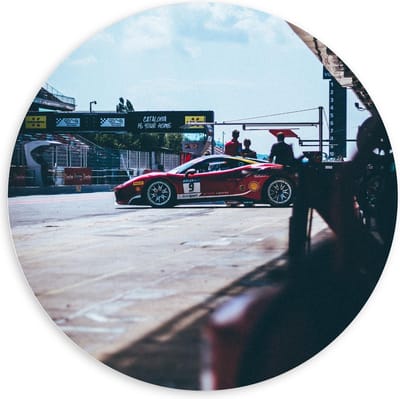 Forex Wandcirkel - Rode Auto op Racebaan - 100x100cm Foto op Wandcirkel (met ophangsysteem)