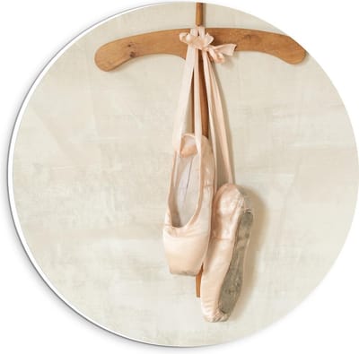 Forex Wandcirkel - Ballerina Spitzen aan Hangertje - 20x20cm Foto op Wandcirkel (met ophangsysteem)