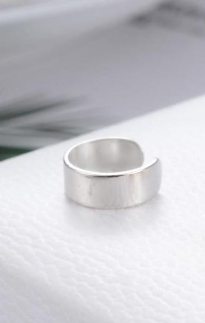 Kleine brede ear cuff | zilver gekleurd
