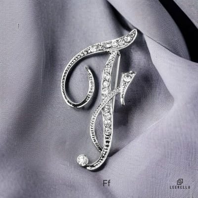 Luxe Strass | F | Letter Broche Zilverkleurig met Zirconia Steentjes – Unisex Cursieve Initialen Pin Diverse Maten Voor Heren & Dames