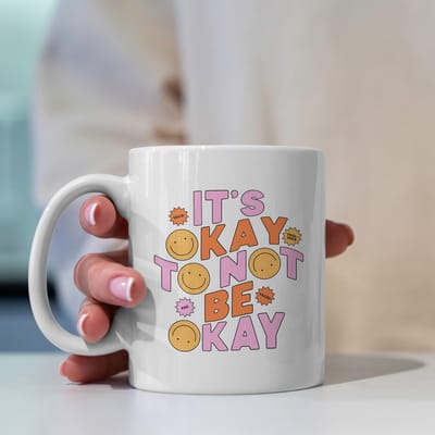 Creasowl® - Okay to not be okay - Koffiemok met spreuk - Cadeau voor vrouw - Koffie mok - Sterkte - Cadeau voor vriendin - Kado zelfvertrouwen - Geestelijke gezond - Cadeautje voor haar - Mokken en bekers - Verjaardag cadeau - Koffiekopjes