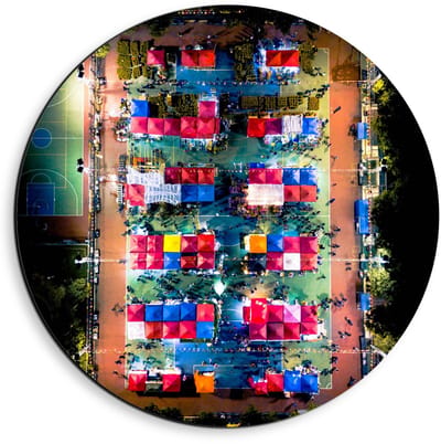 Dibond Wandcirkel - Groot Feest van Bovenaf Gefotografeerd  - 40x40cm Foto op Aluminium Wandcirkel (met ophangsysteem)