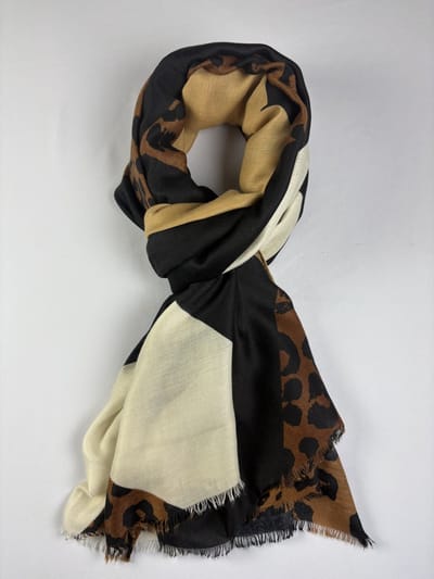 Leuke panter sjaal met vrolijke kleuren van mooi materiaal 50% viscose met 50% katoen
